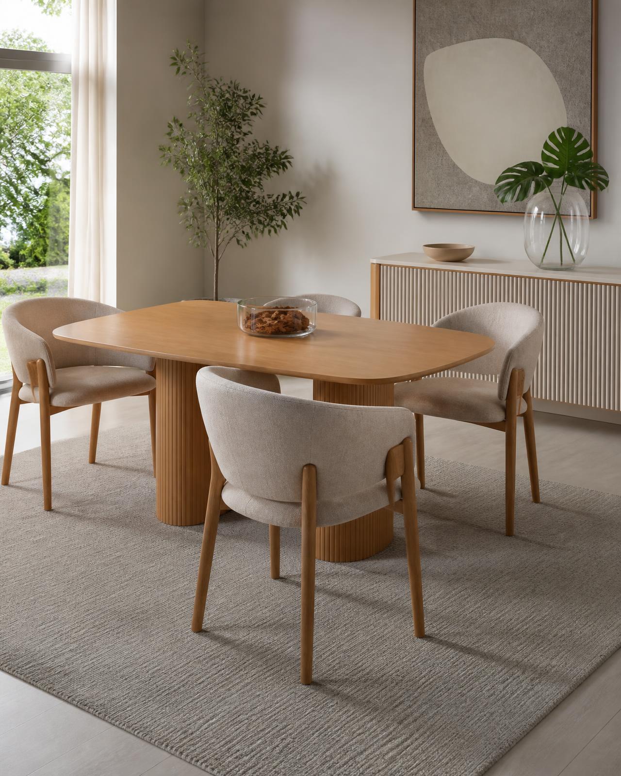 Ambiente de sala de jantar com mesa e cadeiras estofadas
